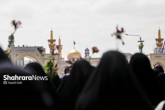 گزارش تصویری | آیین گلباران حرم امام‌رضا(ع) در نخستین روز دهه کرامت ۱۴۰۴