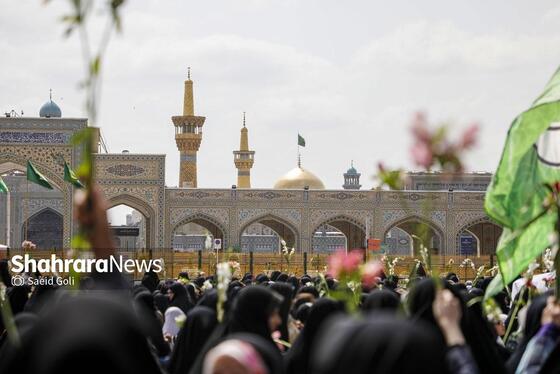 گزارش تصویری | آیین گلباران حرم امام‌رضا(ع) در نخستین روز دهه کرامت ۱۴۰۴