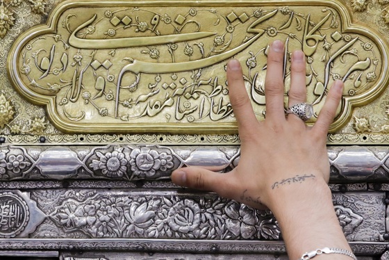 گزارش تصویری | گل آرایی ضریح مطهر حضرت معصومه(س) در قم