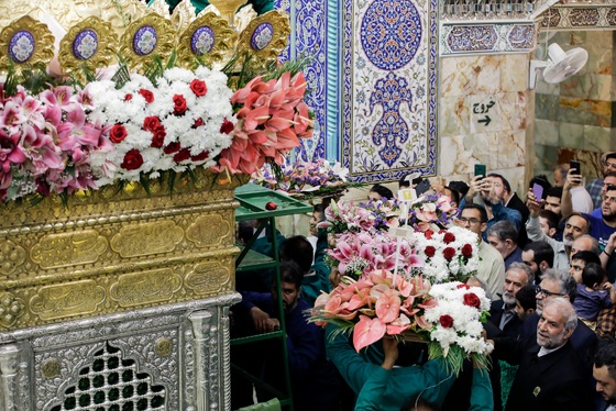 گزارش تصویری | گل آرایی ضریح مطهر حضرت معصومه(س) در قم