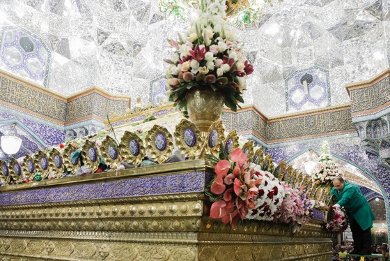 گزارش تصویری | گل آرایی ضریح مطهر حضرت معصومه(س) در قم