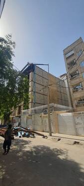 برش اسکلت طبقه ششم یک ساختمان در مشهد با دستور قضایی (۱۰ اردیبهشت ۱۴۰۴)