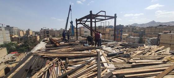 برش اسکلت طبقه ششم یک ساختمان در مشهد با دستور قضایی (۱۰ اردیبهشت ۱۴۰۴)