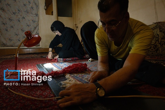 گزارش تصویری | «رفوگری»؛ هنری رو به خاموشی