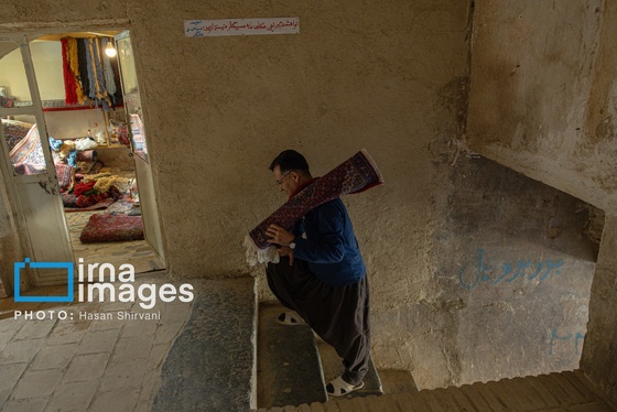 گزارش تصویری | «رفوگری»؛ هنری رو به خاموشی