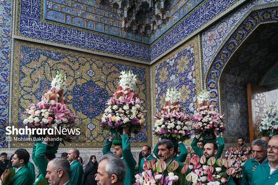گزارش تصویری | تعویض گل‌های ضریح حرم مطهر امام‌رضا(ع)