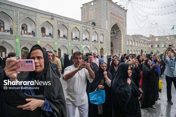 گزارش تصویری | تعویض گل‌های ضریح حرم مطهر امام‌رضا(ع)