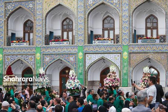 گزارش تصویری | تعویض گل‌های ضریح حرم مطهر امام‌رضا(ع)