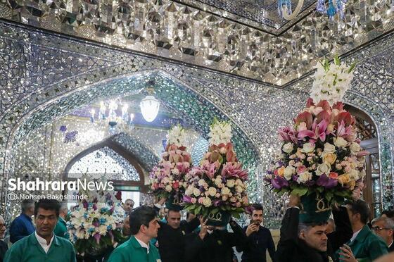 گزارش تصویری | تعویض گل‌های ضریح حرم مطهر امام‌رضا(ع)