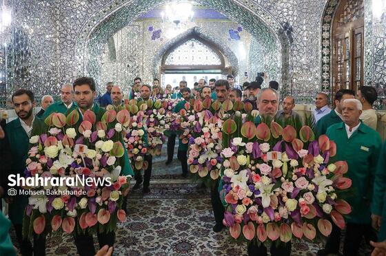 گزارش تصویری | تعویض گل‌های ضریح حرم مطهر امام‌رضا(ع)