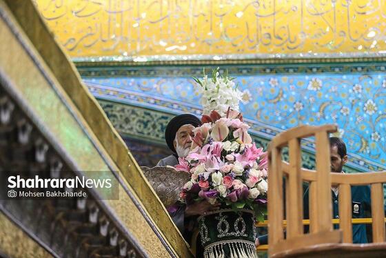 گزارش تصویری | تعویض گل‌های ضریح حرم مطهر امام‌رضا(ع)