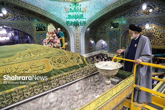 گزارش تصویری | تعویض گل‌های ضریح حرم مطهر امام‌رضا(ع)