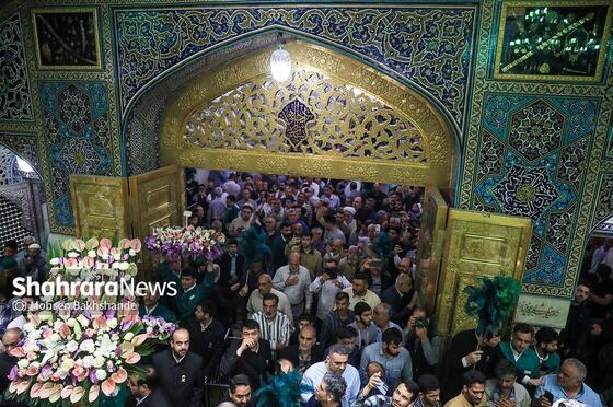 گزارش تصویری | تعویض گل‌های ضریح حرم مطهر امام‌رضا(ع)