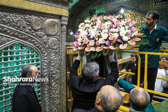 گزارش تصویری | تعویض گل‌های ضریح حرم مطهر امام‌رضا(ع)