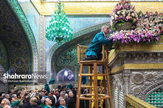 گزارش تصویری | تعویض گل‌های ضریح حرم مطهر امام‌رضا(ع)