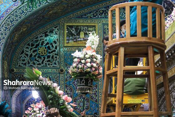 گزارش تصویری | تعویض گل‌های ضریح حرم مطهر امام‌رضا(ع)