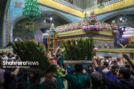 گزارش تصویری | تعویض گل‌های ضریح حرم مطهر امام‌رضا(ع)