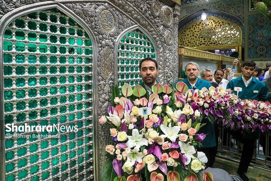 گزارش تصویری | تعویض گل‌های ضریح حرم مطهر امام‌رضا(ع)