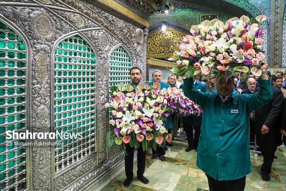 گزارش تصویری | تعویض گل‌های ضریح حرم مطهر امام‌رضا(ع)