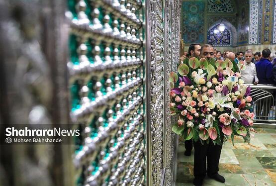 گزارش تصویری | تعویض گل‌های ضریح حرم مطهر امام‌رضا(ع)