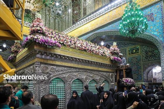 گزارش تصویری | تعویض گل‌های ضریح حرم مطهر امام‌رضا(ع)