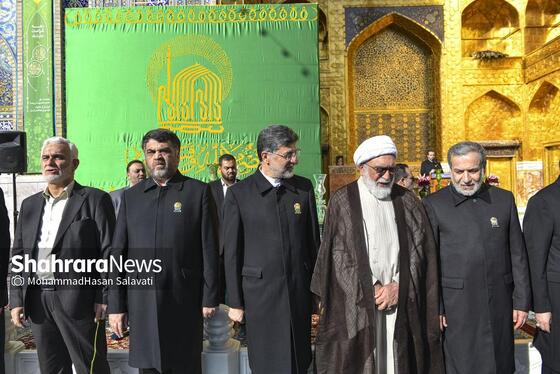 گزارش تصویری | تعویض پرچم گنبد حرم مطهر رضوی به مناسبت میلاد امام رضا(ع)