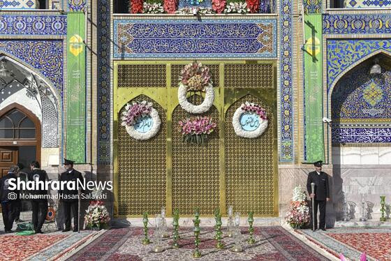 گزارش تصویری | تعویض پرچم گنبد حرم مطهر رضوی به مناسبت میلاد امام رضا(ع)