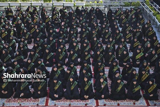 گزارش تصویری | تعویض پرچم گنبد حرم مطهر رضوی به مناسبت میلاد امام رضا(ع)