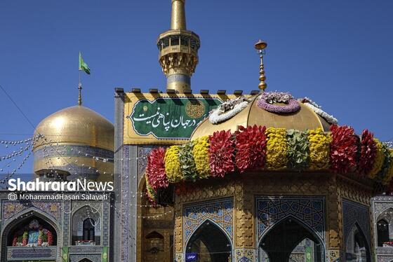گزارش تصویری | تعویض پرچم گنبد حرم مطهر رضوی به مناسبت میلاد امام رضا(ع)