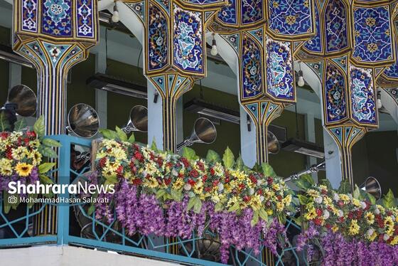 گزارش تصویری | تعویض پرچم گنبد حرم مطهر رضوی به مناسبت میلاد امام رضا(ع)