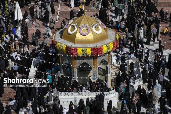 گزارش تصویری | تعویض پرچم گنبد حرم مطهر رضوی به مناسبت میلاد امام رضا(ع)