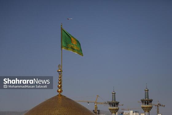 گزارش تصویری | تعویض پرچم گنبد حرم مطهر رضوی به مناسبت میلاد امام رضا(ع)