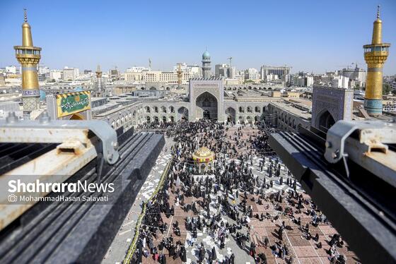 گزارش تصویری | تعویض پرچم گنبد حرم مطهر رضوی به مناسبت میلاد امام رضا(ع)