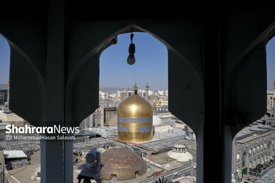 گزارش تصویری | تعویض پرچم گنبد حرم مطهر رضوی به مناسبت میلاد امام رضا(ع)