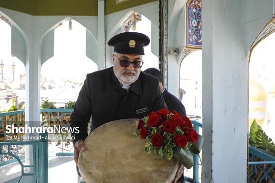 گزارش تصویری | تعویض پرچم گنبد حرم مطهر رضوی به مناسبت میلاد امام رضا(ع)