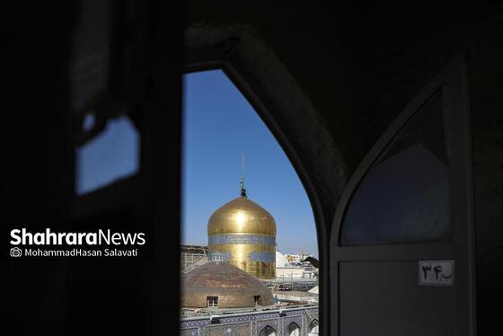 گزارش تصویری | تعویض پرچم گنبد حرم مطهر رضوی به مناسبت میلاد امام رضا(ع)