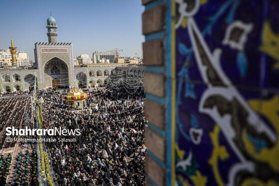 گزارش تصویری | تعویض پرچم گنبد حرم مطهر رضوی به مناسبت میلاد امام رضا(ع)