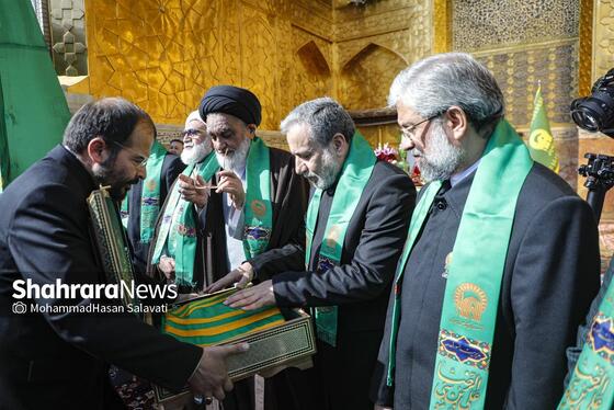 گزارش تصویری | تعویض پرچم گنبد حرم مطهر رضوی به مناسبت میلاد امام رضا(ع)