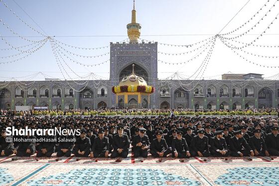 گزارش تصویری | تعویض پرچم گنبد حرم مطهر رضوی به مناسبت میلاد امام رضا(ع)