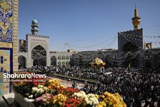 گزارش تصویری | تعویض پرچم گنبد حرم مطهر رضوی به مناسبت میلاد امام رضا(ع)