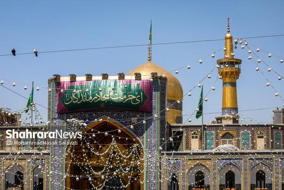 گزارش تصویری | تعویض پرچم گنبد حرم مطهر رضوی به مناسبت میلاد امام رضا(ع)