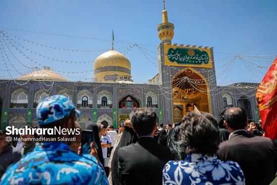 گزارش تصویری | تعویض پرچم گنبد حرم مطهر رضوی به مناسبت میلاد امام رضا(ع)