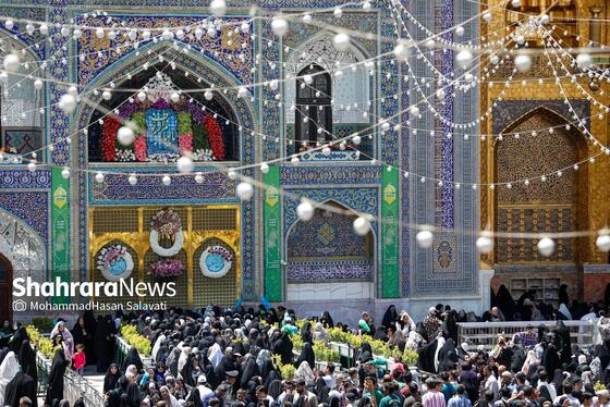 گزارش تصویری | تعویض پرچم گنبد حرم مطهر رضوی به مناسبت میلاد امام رضا(ع)