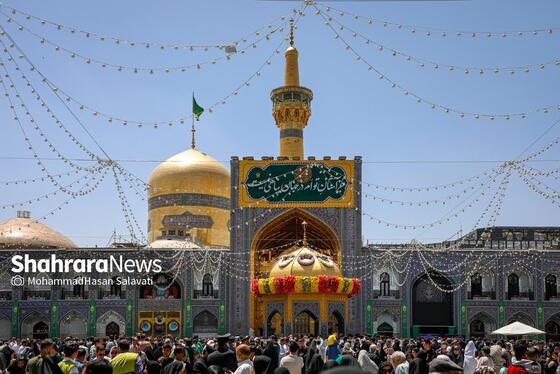 گزارش تصویری | تعویض پرچم گنبد حرم مطهر رضوی به مناسبت میلاد امام رضا(ع)