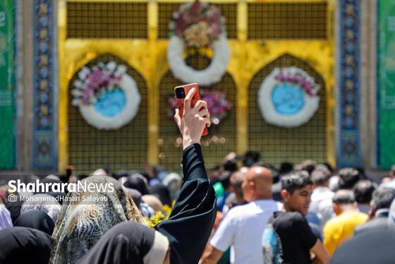 گزارش تصویری | تعویض پرچم گنبد حرم مطهر رضوی به مناسبت میلاد امام رضا(ع)