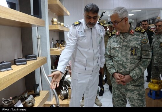 بازدید سرلشکر باقری از کارخانجات نیروی دریایی ارتش در بندرعباس+تصاویر