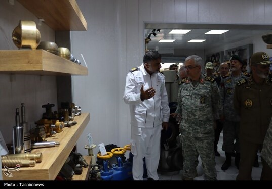 بازدید سرلشکر باقری از کارخانجات نیروی دریایی ارتش در بندرعباس+تصاویر
