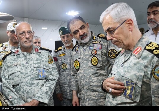 بازدید سرلشکر باقری از کارخانجات نیروی دریایی ارتش در بندرعباس+تصاویر