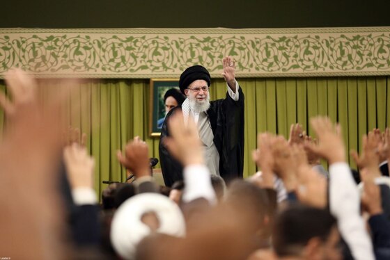 رهبر معظم انقلاب: سخنان اخیر رئیس جمهور آمریکا مایه سرافکندگی گوینده و مایه سرافکندگی ملت آمریکا است + فیلم (۲۷ اردیبهشت ۱۴۰۴)