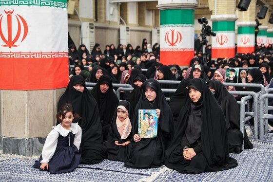 رهبر معظم انقلاب اسلامی: شهید رئیسی خود را از مردم برتر نمی‌دانست | آمریکایی ها در مذاکرات دست از یاوه گویی بردارند (۳۰ اردیبهشت ۱۴۰۴) + فیلم و عکس
